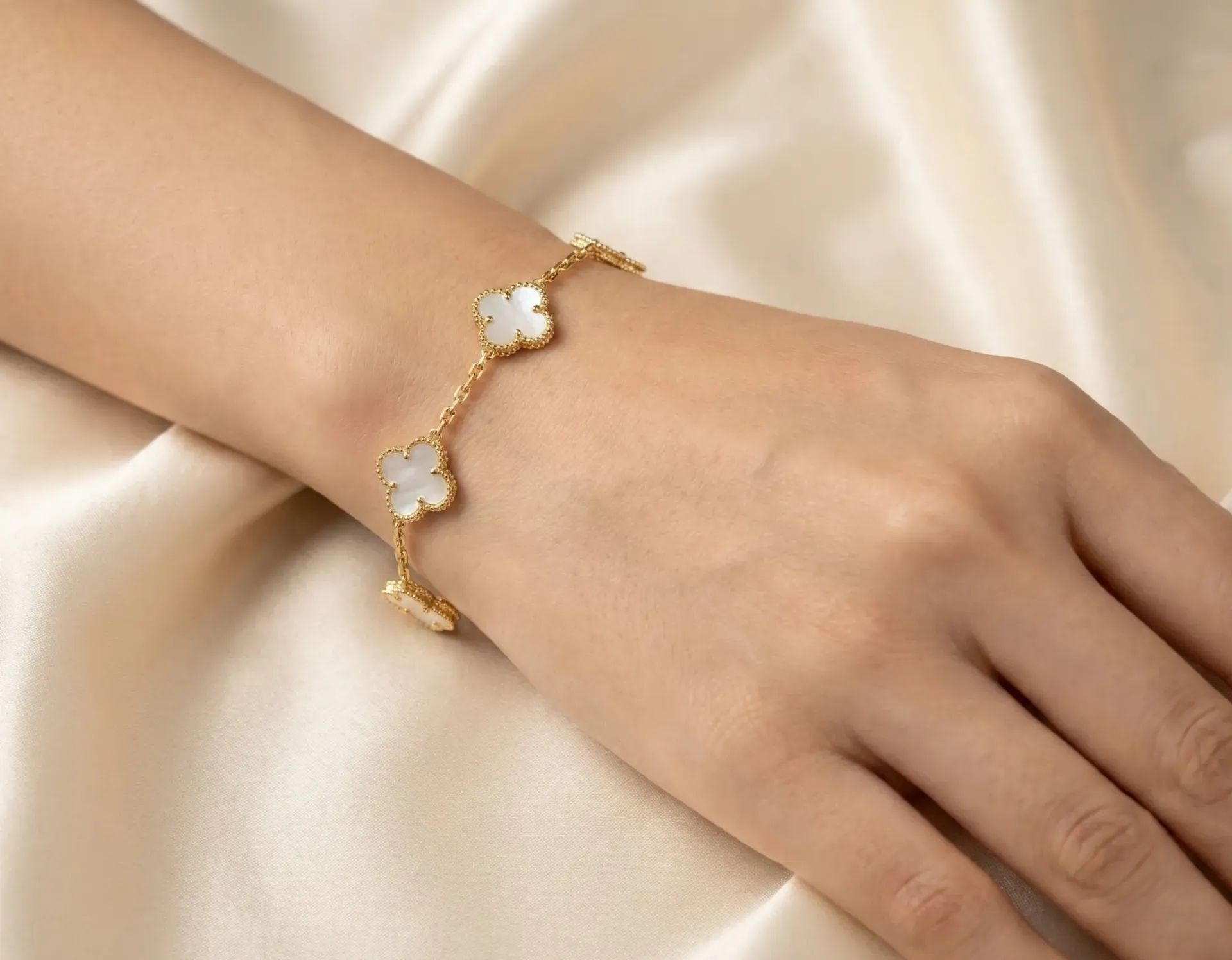 [PBG-013] The Luxe Petal Line Bracelet (White)