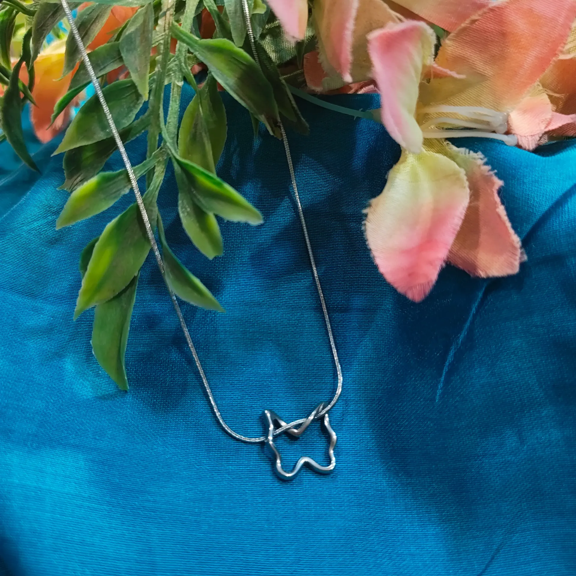 [PNG033] Minimalist Silver Butterfly Outline